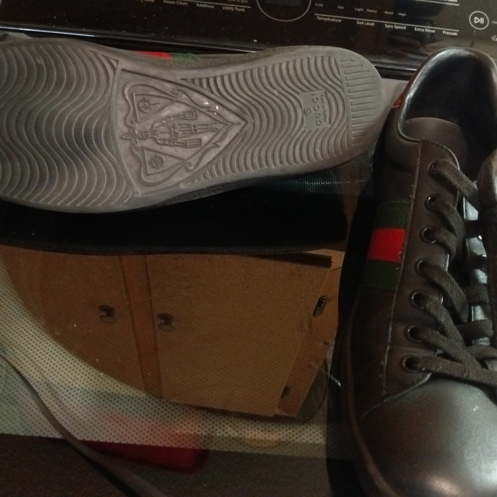 Gucci Black Sneakers with Green and Red Accents - Picture 3 of 11